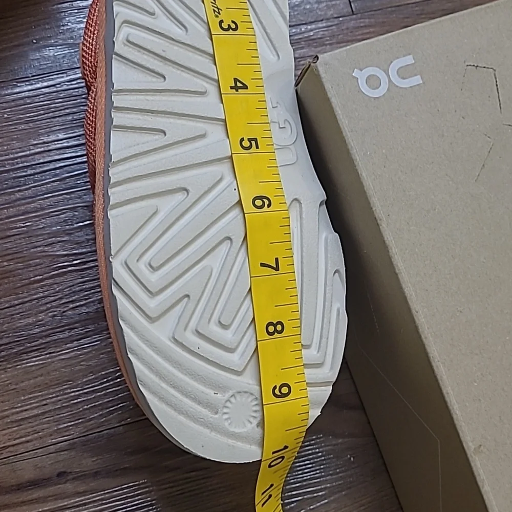 UGG‎ Orange Kids Slip-On Shoes used exelente condition perfect for winter.